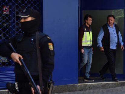 Interior advierte a los policías por dañar las nuevas porras extensibles  con un uso “negligente”, España