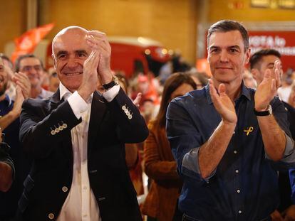 El presidente del Gobierno y secretario general del PSOE, Pedro Sánchez (derecha), con el candidato socialista al Ayuntamiento de Sevilla, Antonio Muñoz, este sábado en la capital andaluza.