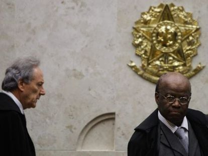 El presidente del Tribunal Supremo de Justicia de Brasil Joaquim Barbosa (d) y el juez Ricardo Lewandowski, durante el juicio.  