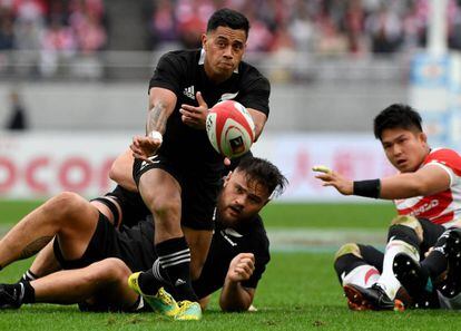 El jugador de los 'All Blacks' Te Toiroa Tahuriorangi (c), contra Japón hace una semana.