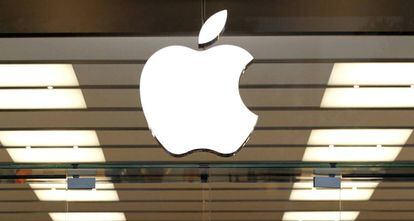 Un logo de Apple en la entrada de una de sus tiendas.