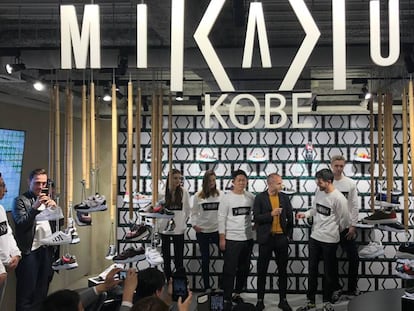 Andrés Iniesta, durante la apertura de la tienda Mikakus en Kobe.