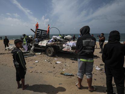 Un camión de una organización humanitaria destruido por un ataque israelí en Deir al Balah, en el sur de Gaza, este domingo.