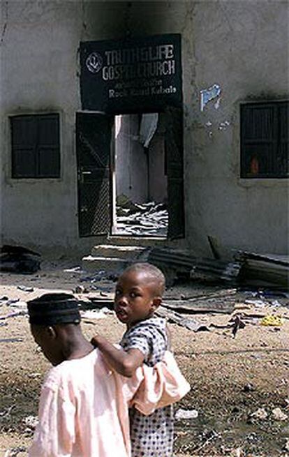 Dos niños pasan junto a una iglesia incendiada en Kaduna.