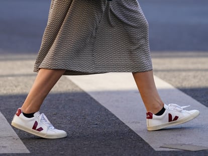 Una imagen de 'street style' con un modelo de zapatillas Veja. GETTY IMAGES.