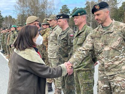 La ministra de Defensa, Margarita Robles, visita a las tropas españolas en la base de Adazi (Letonia) este jueves.