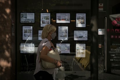 En la imagen una inmobiliaria del eixample izquierdo de Barcelona con anuncios de pisos de alquiler .