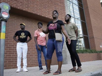 Shetamia Taylor (segunda por la derecha) muestra la zona de Dallas donde fue disparada en 2016 en una protesta racial.