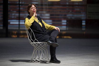 Nelly Richard en el patio del Museo Reina Sofía de Madrid