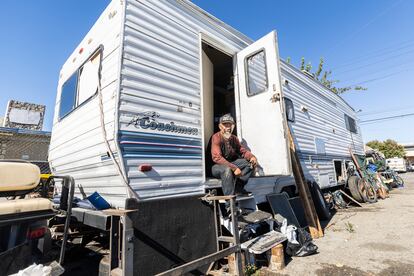 Ernesto, junto a la autocaravana en la que vive en Oakland. Se gana la vida reparando coches y motocicletas.