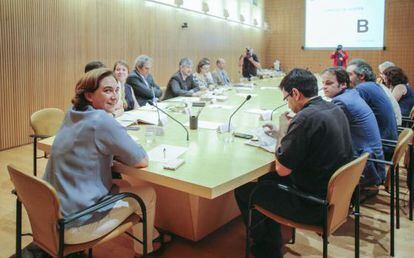 Ada Colau, en una reunió amb l'equip de govern.
