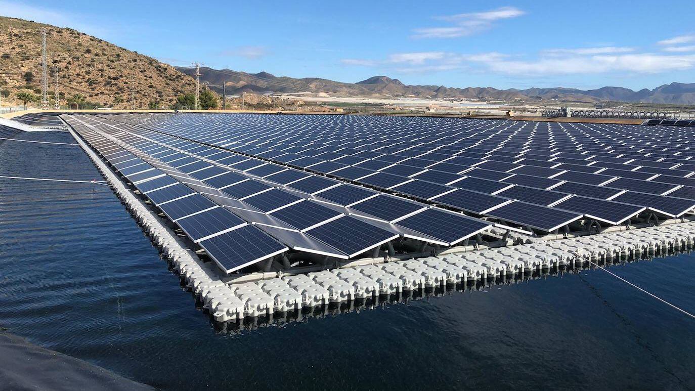 Paneles fotovoltaicos, en la desaladora de Mazarrón (Murcia).