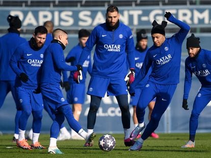 De izquierda a derecha, Messi, Verratti, Donnarumma, Mbappe y Neymar durante el entrenamiento del PSG, este lunes.