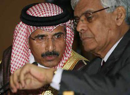 Mohamed al Hamli, ministro de Energía de Emiratos Árabes (izquierda), y el secretario general de la OPEP, Abdallah el Badri, en la reunión de la organización en Abu Dabi.
