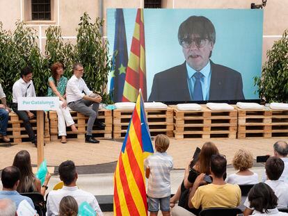 El expresidente de la Generalitat Carles Puigdemont en un mitin de JxCat en Amer (Girona), su pueblo natal.
