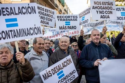 Protesta en defensa del Trasvase Tajo-Segura, ante el Palau de la Generalitat Valenciana, el pasado 20 de diciembre.