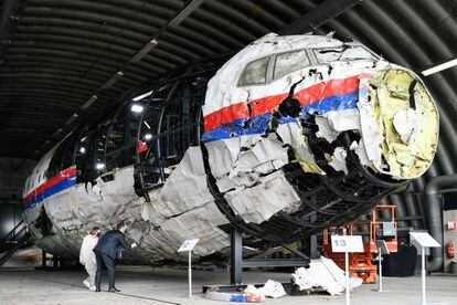 Varios abogados asisten a la inspección por parte de los jueces de la reconstrucción de los restos del avión que cubría el vuelo MH17, el 26 de mayo de 2021 en Reijen (Países Bajos).