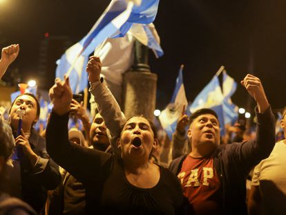 Los partidarios del candidato presidencial guatemalteco, Bernardo Arévalo, celebran su victoria en la segunda vuelta de las elecciones presidenciales, en la Ciudad de Guatemala.