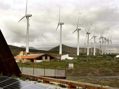 Paneles de energ&iacute;a solar fotovoltaica y un parque e&oacute;lico. 