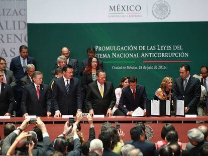 El presidente mexicano, Enrique Pe&ntilde;a Nieto, firma las leyes del Sistema Nacional Anticorrupci&oacute;n.