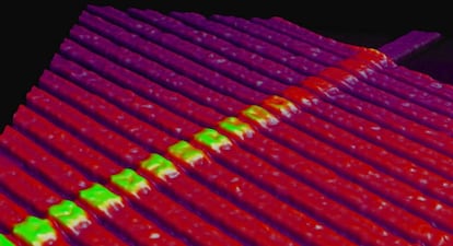 Vista al microscopio de un chip.
