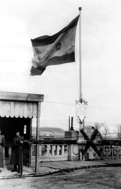 Puesto de la Guardia Civil en la frontera sobre el Bidasoa, en 1946. La barrera permanece bajada por la ruptura de relaciones diplomáticas entre Francia y España.