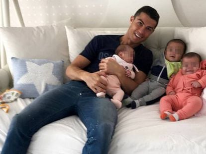 Cristiano Ronaldo con tres de sus hijos.