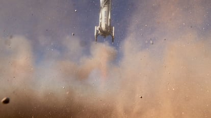 La nave Blue Origin's New Shepard vuela hacia el espacio con el actor de 'Star Trek', William Shatner, y otros tres pasajeros en octubre de 2021.