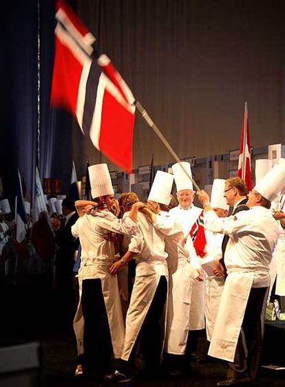 Los <i>chefs</i> noruegos, exultantes tras el triunfo.