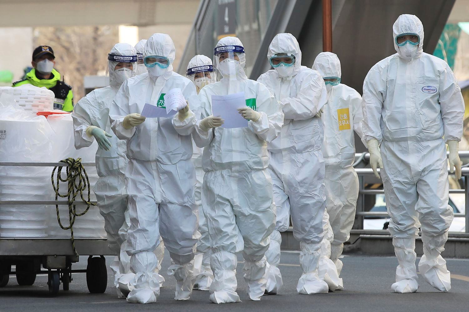 Profesionales sanitarios en Corea del Sur, este martes.