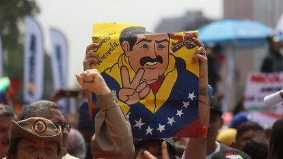 Seguidores de Nicolás Maduro se concentran en Caracas para acompañar la inscripción de su candidatura.