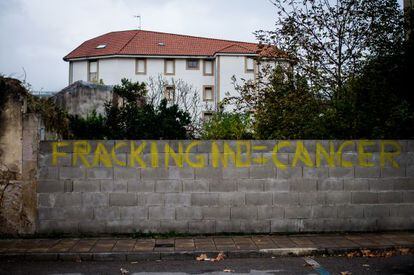 Una pintada contra la fractura hidr&aacute;ulica en Selaya (Cantabria). 