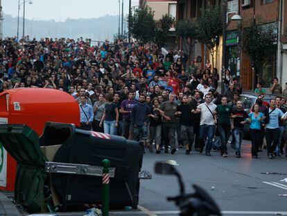 Cientos de personas se manifiestan en el barrio de Rekalde (Bilbao) contra el derribo del 'gaztetxe' (local juvenil) Kukutza. En los disturbios la Ertzaintza ha detenido a 24 personas.