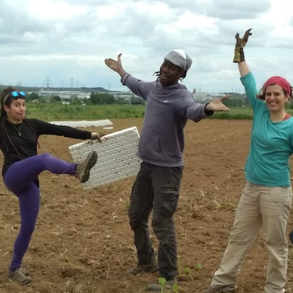 El autor, en su huerto ecológico, con dos compañeras (Laura y Ana) del grupo de reparto.