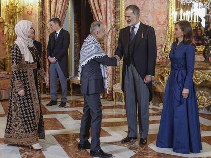 El jefe de la Misión Diplomática de Palestina en España Husni M. A. Abdelwahed, saluda al Rey durante la recepción en el Palacio Real la recepción al cuerpo diplomático acreditado en Madrid.