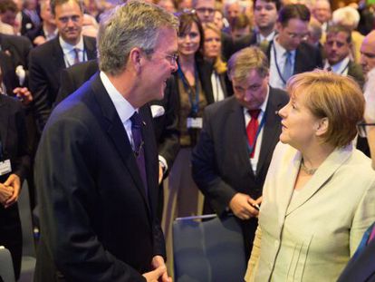 Jeb Bush conversa con Angela Merkel, este martes en Berlín.