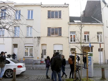 Periodistas frente al apartamento de Bruselas en el que un sospechoso murió el martes durante un tiroteo con la policía.