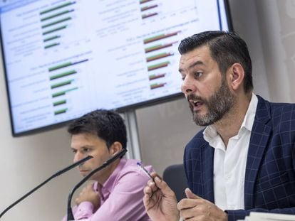 El concejal Carlos Galiana en una conferencia de prensa.