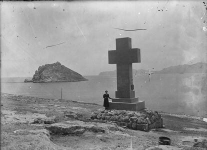 Vista del monumento original a los fallecidos en el hundimiento del barco 'Castillo de Olite', en su emplazamiento frente a la bahía en la que se encuentra la isla de las Escombreras. 