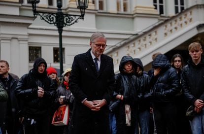 El primer ministro checo, Petr Fiala, participa en un homenaje a las víctimas del tiroteo en Praga.