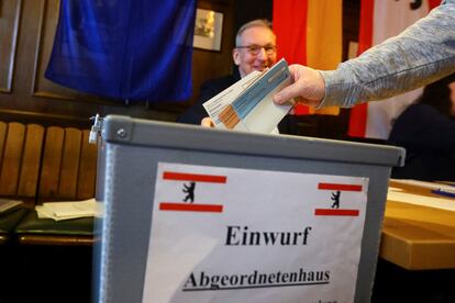 Una persona votada en un pub tradicional de Berlín este domingo.