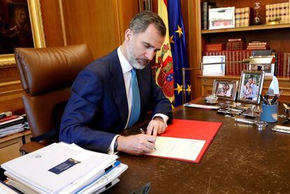 El rey Felipe VI durante la firma del Real Decreto de nombramiento de Pedro Sánchez como presidente del Gobierno.