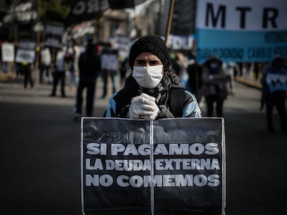 Un hombre con tapabocas se manifiesta el pasado 6 de mayo contra el pago de la deuda externa, en Buenos Aires, Argentina.
