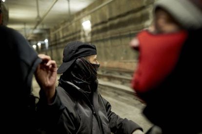 Las horas pasan lentas dentro del túnel, esperando el momento idóneo para poder pintar. 