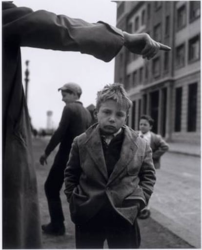 Fotografia de la serie 'El carrer' (1958-1961), de Joan Colom.