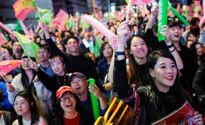 Simpatizantes de Tsai Ing-wen, frente a la sede del partido de la presidenta, este sábado en Taipéi.