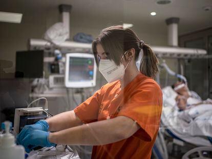 Almudena Cuesta, enfermera de la UCI del Hospital Gregorio Marañón de Madrid, el pasado marzo.