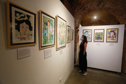 Una mujer visita la exposición “Apoteosis” de Roberto Maján, en la galería La Fiambrera.