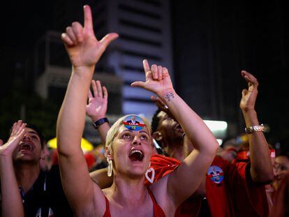 Seguidores de Lula da Silva celebran la victoria del candidato del Partido de los Trabajadores en la avenida Paulista, en la ciudad brasileña de São Paulo.
