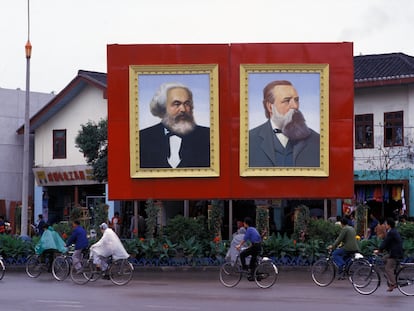 Retratos de Karl Marx y Friedrich Engels en una calle de Chengdu (China), en septiembre de 1986.